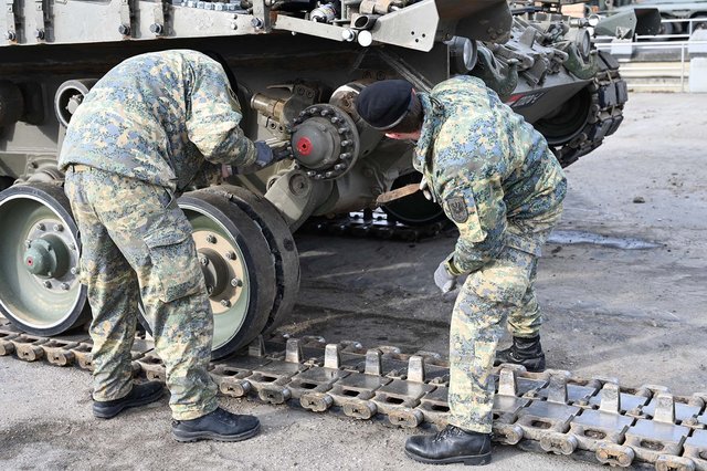 Bei den Laufwerksarbeiten am „Leopard“ ist Teamwork gefragt. (Foto: Bundesheer/Harald Mitterhuemer)