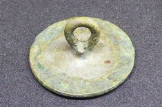 Oben flacher Messing-Knopf mit angelöteter Öse, mit einem Durchmesser von ca. 2,4cm. (Foto: Forschungsprojekt INFOSYS)
