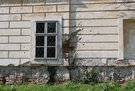 Granateneinschlag in der Fassade vom Schloss Fridau. (Foto: RedTD/Gerold Keusch)