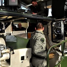 Ein ungarischer Soldat beim Ladevorgang der Ausbildungsanlage Turm. (Foto: ÖBH)