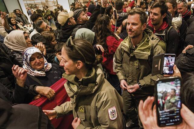 Das AFDRU-Kontingent wurde auf dem Flughafen Schwechat von zahlreichen dankbaren Menschen empfangen. (Foto: Bundesheer/Gunter Pusch)