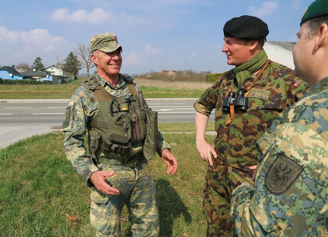Die Lehroffiziere Oberst Markus Hornof (li.) und Oberstleuntant im Generalstab Marc-Antoine Fardel (Mitte) im Gespräch mit dem TRUPPENDIENST-Redakteur Oberst Pierre Kugelweis. (Foto: Bundesheer/Angela Schmeißl)