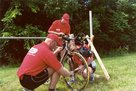 Letzte Vorbereitungen am Rennrad in der Wechselzone. (Foto: Archiv Wilpanner)