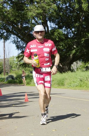 Luis auf der Laufstrecke. Mit der 10fachen Marathondistanz hat der härteste Teil des Wettkampfes begonnen. (Foto: Werner Planer)  