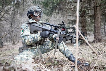 Eine Gruppe sichert, nachdem sie den motorisierten Marsch beendet hat und zu Fuß weitermarschiert. (Foto: Bundesheer/Daniel Trippolt)