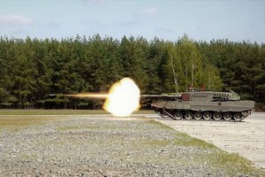 Ein Kampfpanzer "Leopard" 2A4 der österreichischen Mannschaft beim Scharfschießen bei der SETC17. (Foto: Panzerbataillon 14)