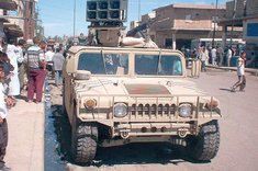 Lautsprecherfahrzeug eines Tactical PsyOps Teams der U.S. Army während des Einsatzes im Irak 2003. (Foto: U.S. Army/Donald R. Dunn; gemeinfrei)