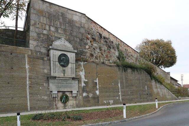 Denkmal für Thronfolger Erzherzog Franz Ferdinand von Österreich-Este bei der Stadtmauer. (Foto: RedTD/Gerold Keusch)