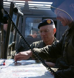 Der Generalstabschef des Österreichischen Bundesheeres, General Mag. Othmar Commenda, bei der Dienstaufsicht an der beweglichen Befehlsstelle während des Trainings am Führungssimulator in Weitra. (Foto: ÖBH/Herbert Unger)