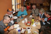 Emmanuel Conraux, Didier Wolozyn, Luis Wildpanner und Mitglieder beider Betreuerteams beim gemeinsamen Abendessen in den Tagen vor dem Wettkampf. (Foto: Werner Planer)