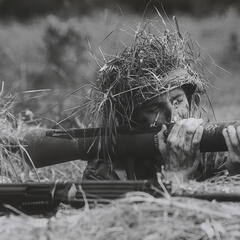 Zwei Schützen - einer mit dem Panzerabwehrrohr 70 (PAR 70), der andere mit dem Sturmgewehr 58 (StG 58) - in Stellung. (Foto: Bundesheer/Archiv Truppendienst)