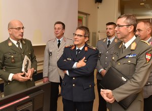 Einweisung für Generalleutnant Jürgen Knappe (mi.), neben Generalleutnant Erich Csitkovits (re.), durch Oberst Klaus Mak (li.) während des Besuchs in Wien. (Foto: Bundesheer/Fahrngruber)