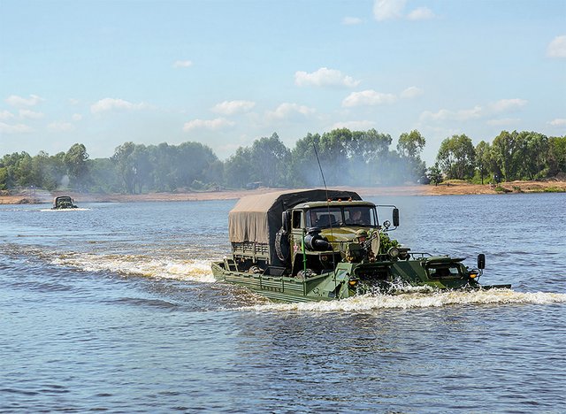 Mit Kettenschwimmwägen können Soldaten, leichte Fahrzeuge oder Artilleriegeschütze über ein Wasserhindernis transportiert werden. (Foto: MoD Russia, gemeinfrei)