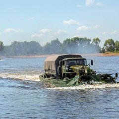 Mit Kettenschwimmwägen können Soldaten, leichte Fahrzeuge oder Artilleriegeschütze über ein Wasserhindernis transportiert werden. (Foto: MoD Russia, gemeinfrei)