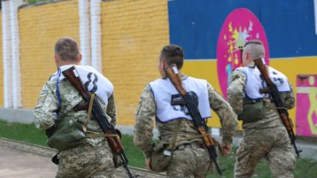 Kadetten absolvieren ihr regelmäßiges Lauftraining in Uniform und mit Waffe auf der Akademielaufbahn. (Foto: RedTD/Barthou)