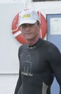 Luis im Neoprenanzug vor dem Schwimmstart. Der Schwimmanzug war bei knapp 30° C Wassertemperatur eher ein Nach- als ein Vorteil ... (Foto: Werner Planer)