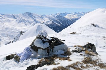 Ein Schütze verwendet seinen Rucksack als Waffenauflage. (Foto: RedTD/Gerold Keusch)