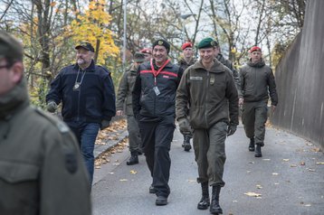 Der Kommandant der 3. Jägerkompanie erkundet das Gelände rund um das ORF-Zentrum mit Vertretern von ORF und Polizei. (Foto: Bundesheer/Lukas Kraenkl)