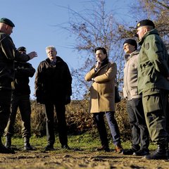 Lokalaugenschein bei der Bunkeranlage: (v.l.n.r.): Vzlt Josef Hatos (Kdt Bunkeranlage MilKdo Burgenland), Brigadier Mag. Gernot Gasser (Militärkommandant Burgenland), Heeresimmobiliendirektor Dr. Johannes Sailer (Leiter Dion 7), Dr. Georg Hoffmann (Direktor HGM), Mag. Martin Prieschl, MA (DION 7 LiegVw Ref Verwertung, Oberst Markus Ziegler (Kdt TÜPl Bruckneudorf). (Foto: Bundesheer/Daniel Trippolt)