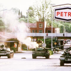Panzer der JVA im Gefecht mit der slowenischen Territoritorialverteidigung bei Nova Gorica. (Foto: Peter Boži?/CC BY-SA 3.0)