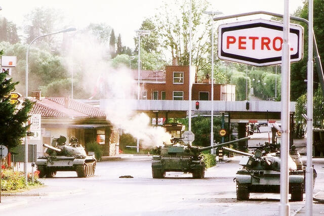 Panzer der JVA im Gefecht mit der slowenischen Territoritorialverteidigung bei Nova Gorica. (Foto: Peter Boži?/CC BY-SA 3.0)