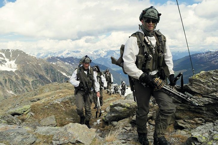 Gebirgsjäger beim Aufstieg zu den Stellungen. (Foto: Kurnik)