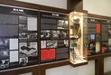 Wand mit Infotafeln und Vitrine im Museum der Gedenkstätte für die Heydrich-Attentäter. (Foto: RedTD/Keusch)