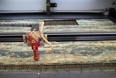 Der Zuschnitt erfolgt in der Heeresbekleidungsanstalt mit Hilfe eines modernen CO2-Lasercutters. (Foto: RedTD/Gartler)