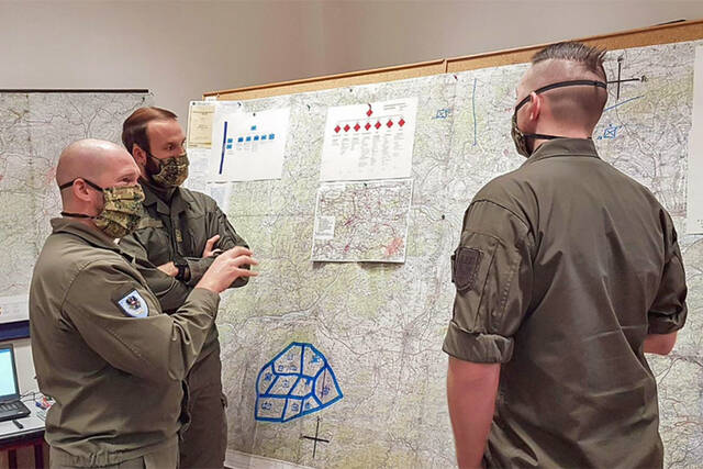 Die Einsatzplanung an der Kartentafel ist die herkömmliche Arbeitsmethode in einem Gefechtsstand. Die Grundlagen dazu wurden im TD-Heft 4/2021 unter dem Titel "Stabstraining im Lecture Room 21" beschrieben. (Foto: Bundesheer)