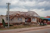 Das zerstörte Dach eines Hauses in Luzice. (Foto: Tadeas Bednarz; CC BY-SA 4.0)