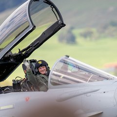 Ein Eurofighterpilot des Bundesheeres winkt nach dem Ende seines Displays dem Publikum zu. (Foto: Bundesheer/Daniel Trippolt)