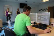 Offiziersstellvertreter Spuller überwacht den Ergometertest auch mit einem Computerprogramm. (Foto: Bundesheer/Gerold Keusch)