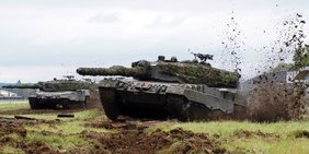 Der Kampfpanzer "Leopard" 2A4 beim Gefechtsdienst. (Foto: PzB14)