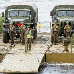 Der Transport von militärischem Gerät und Personal, auch mit Pontonbrücken oder Fähren, ist in Russland eine Aufgabe der Logistiktruppe. (Fotos: Mil.ru; CC BY-SA 4.0)