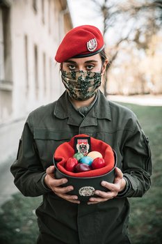 Soldatin mit der Mund-Nasen-Maske des Bundesheeres. (Foto: Bundesheer/Rainer) 