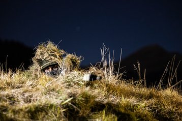 ... mit Handfeuerwaffen während einer Nachtübung. (Foto: Mediathek VBS)