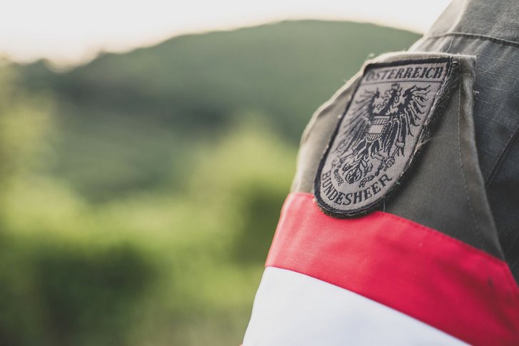 Die Kennzeichnung der Soldaten im Assistenzeinsatz erfolgt durch die weithin sichtbare rot-weiß-rote Armschleife. (Foto: Bundesheer/MilKdo B)