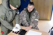 Militärpolizisten nehmen biometrische Daten von Flüchtlingen  auf. (Foto: Bundesheer/Schabüttl)