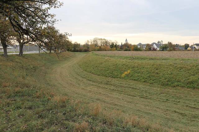 Der Graben des Kastells Richtung Enns. (Foto: RedTD/Gerold Keusch)