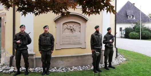 Ehrenwache von Soldaten des Bundesheeres an der Gedenktafel des DR 5. (Foto: Wolfgang Wildberger)