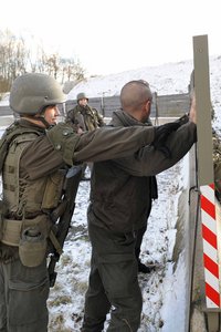 Durchsuchung einer verdächtigen Person am Checkpoint. (Foto: Tesch)