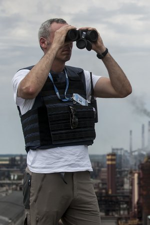 Ein SMMU-Monitor beobachtet die Lage vor Ort in einer Industriezone der Ostukraine. (Foto: OSCE/ CC BY-ND 4.0)