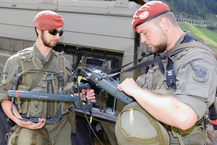 Zwei EloKa-Soldaten während einer Übung. (Foto: Bundesheer/Markus Koppitz)