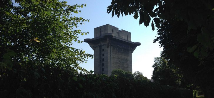 Der ehemalige Leitturm des Flakturmpaares im Augarten. (Foto: Wiwowaya; CC BY-SA 4.0)