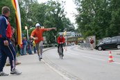 Einer der „Huber Buam“ im vollen Einsatz bei einer perfekten Verpflegsübergabe. (Foto: Werner Planer)