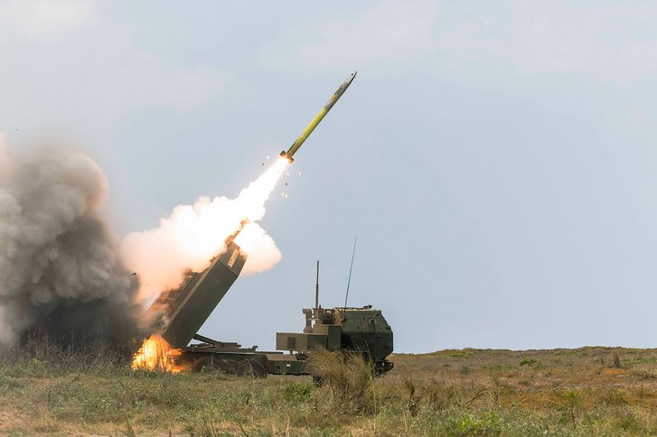 HIMARS-System der US-Streitkräfte bei einem Scharfschießen während einer NATO-Übung im Jahr 2023. (Foto: Samuel Fletcher/U.S. Marine Corps; gemeinfrei)