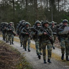 Teilnehmer der Kaderanwärterausbildung 2 während eines Marsches mit Orientierungsaufgaben. (Foto: Martin Schwarz)