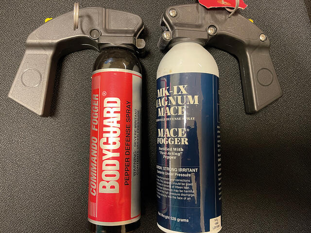 Foto: Sprühflaschen mit Reizstoffen auf Basis von „Pfeffer Spray“. (Bundesheer/Günter Povoden)