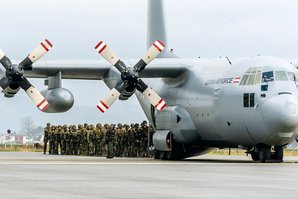 Aufnahme (Boarding) der deutschen und österreichischen Fallschirmspringer im Zuge der EUBG-Übung "European Advance 2019" in das Transportflugzeug C-130 "Hercules". (Foto: ÖBH/Triebenbacher)