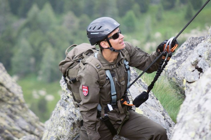 Bei der Alpinausbildung erklimmen Schüler den Lukas-Max-Klettersteig. (Fotos: Bundesheer/Serge Claus)